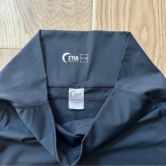 Zyia Black Pocket Brilliant Hi-rise Capri 20" - Picture 10 of 10